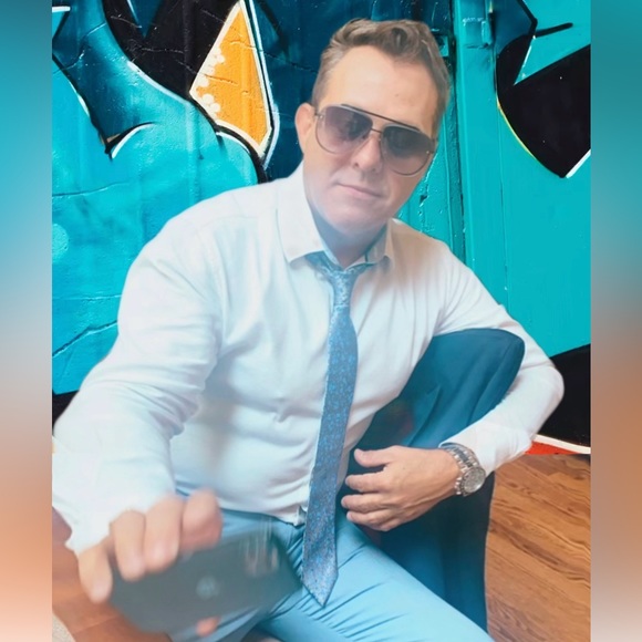 Meet your Posher, Alejandro - Picture 3 of 3